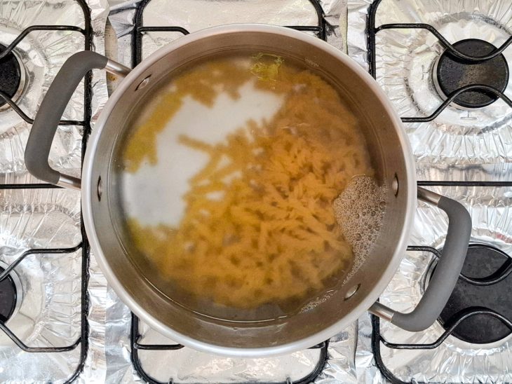 Macarrão cozinhando em uma panela com água e sal.
