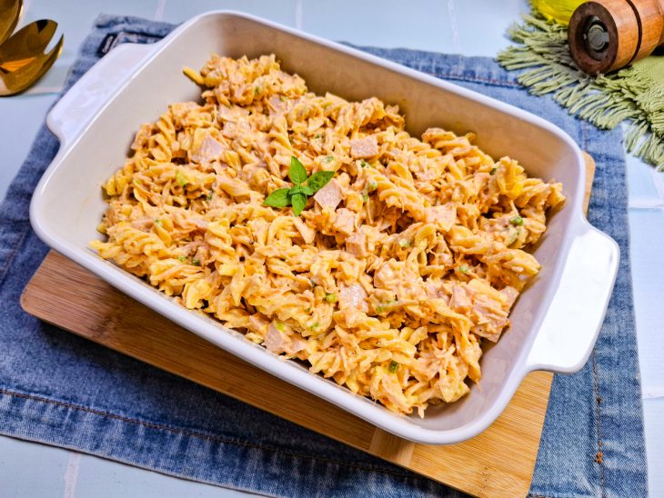 Macarronese pronta para consumo em um refratário.