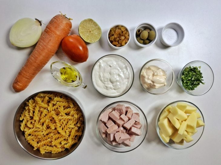 Ingredientes reunidos em uma bancada.