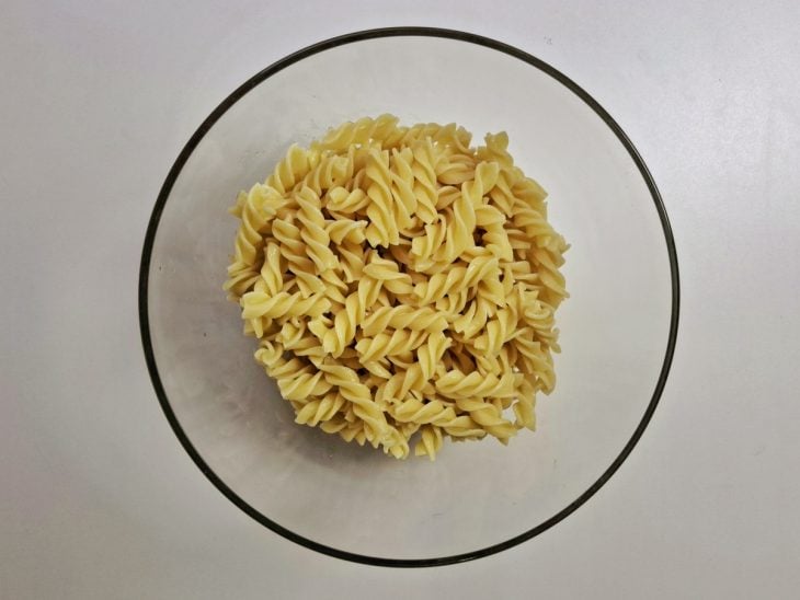 Macarrão cozido em uma travessa de vidro.