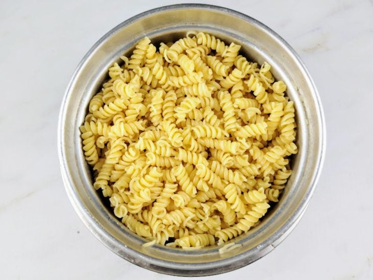 Macarrão para cozinhar em um recipiente.