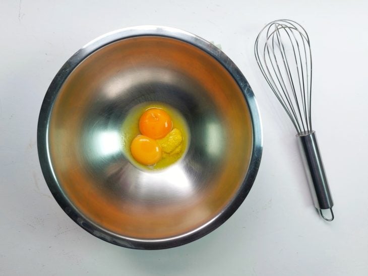 Um recipiente contendo ovos, vinagre e mostarda.