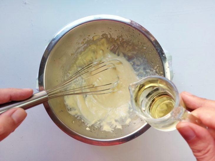 Uma tigela com a mistura de óleo e as gemas batidas com temperos.