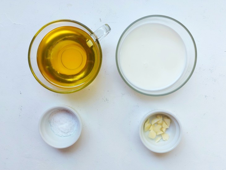 Ingredientes reunidos: óleo, leite, alho e sal.