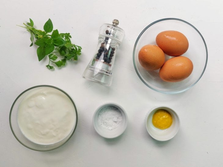Uma bancada com os ingredientes separados.