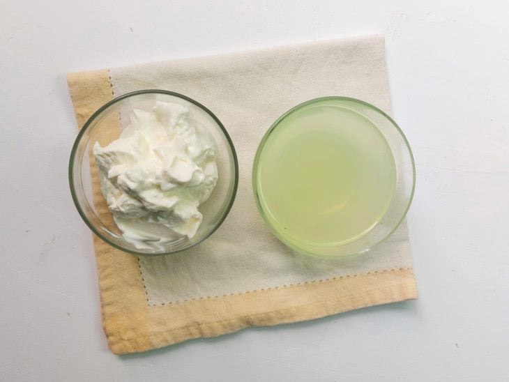 Um recipiente com iogurte natural e outro com soro.