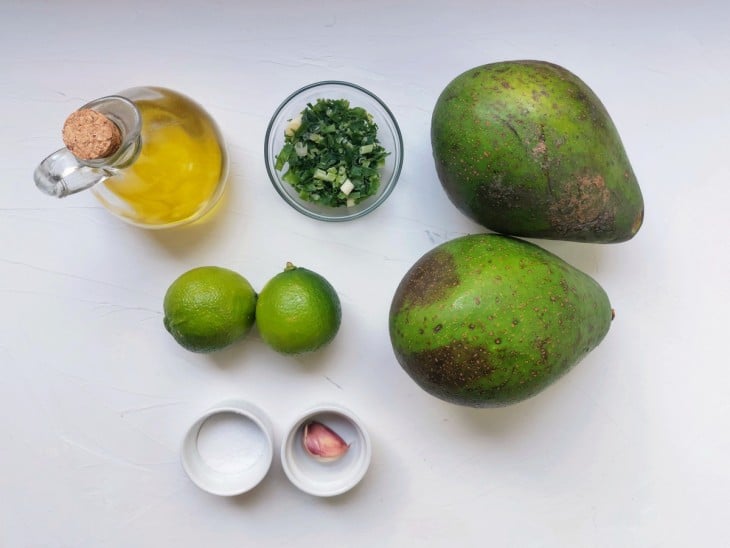 ingredientes da maionese de abacate reunidos.