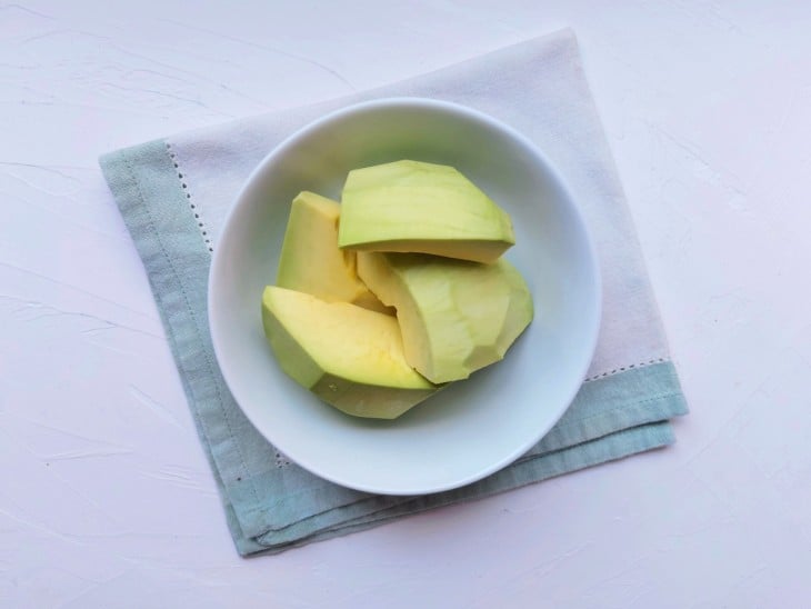 Polpa dos abacates em uma tigela.