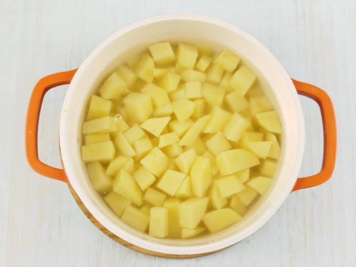 Batatas cozidas na panela.