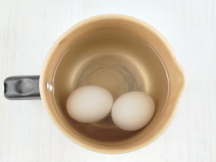 Ovos cozidos na leiteira.