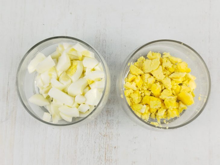 Gemas dos ovos separadas das claras.