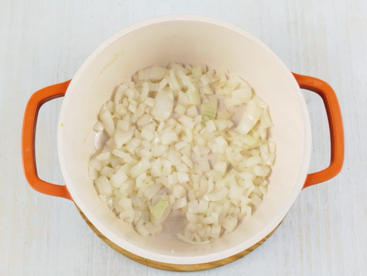 Na panela, cebola refogando no azeite.
