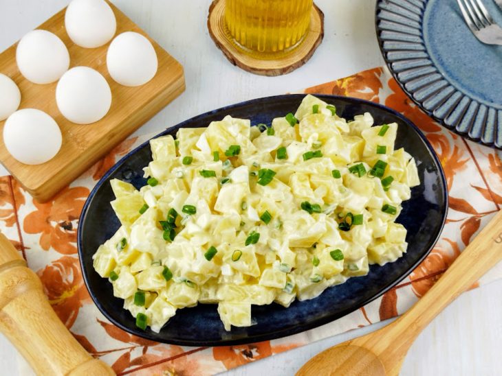 Maionese pronta, decorada com cebolinha.