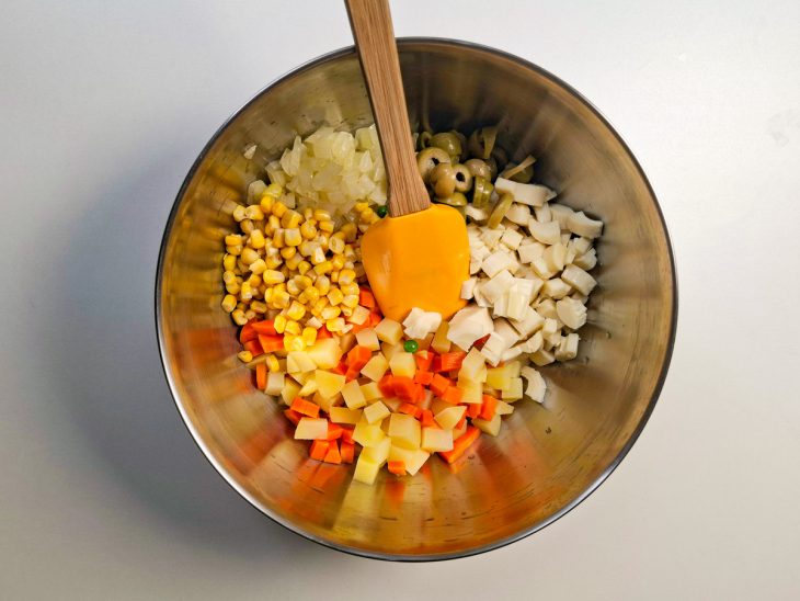 Legumes frios misturados com milho, ervilha, palmito, azeitona e cebola.