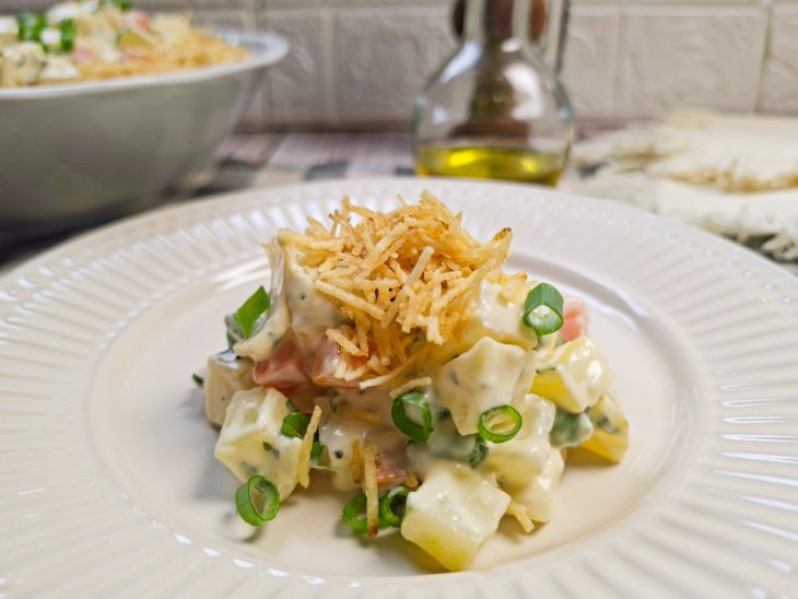 Maionese de batata para churrasco servida no prato.