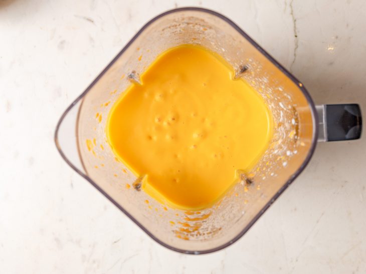 Maionese em consistência correta no liquidificador.