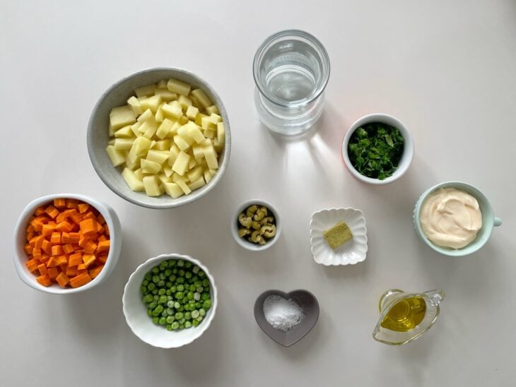 Ingredientes reunidos na bancada.