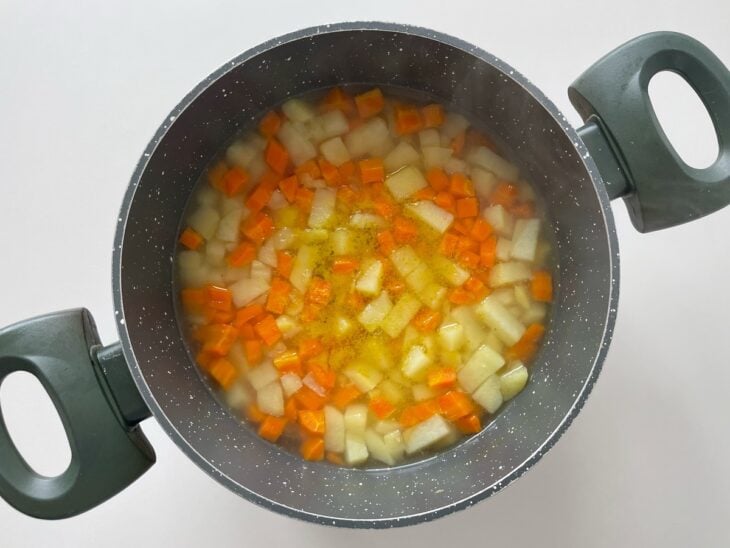 Legumes cozinhando na panela.