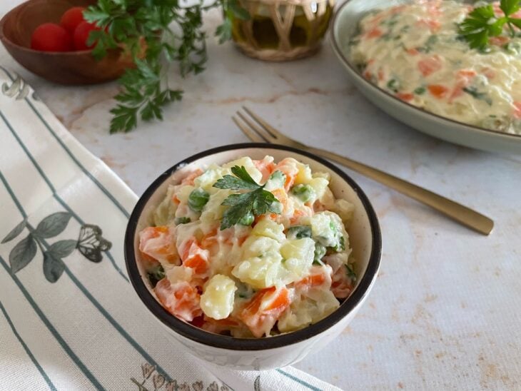 Porção de maionese de legumes servida.