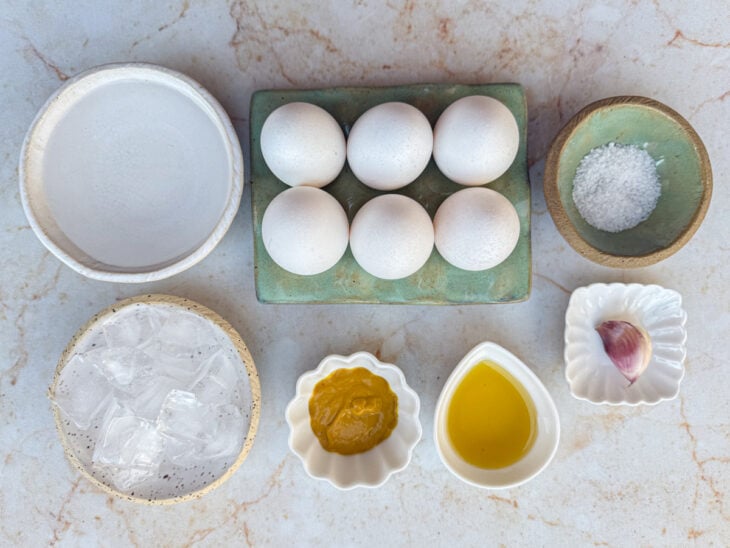 Ingredientes reunidos na bancada.