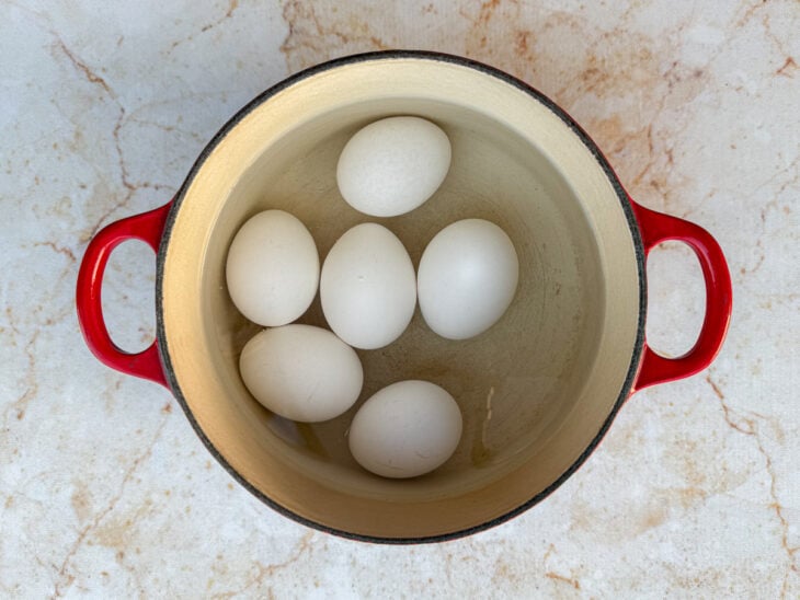 Ovos na panela com água.