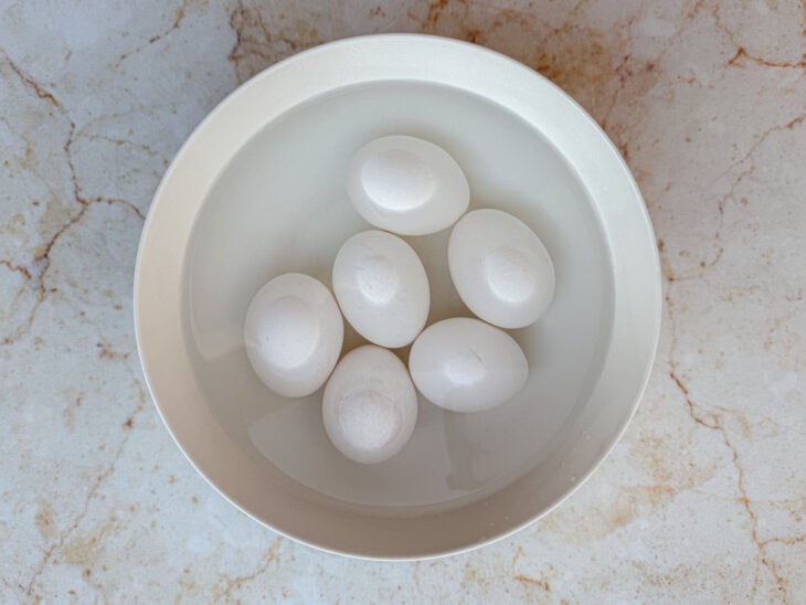 Ovos transferidos para tigela com água fria.