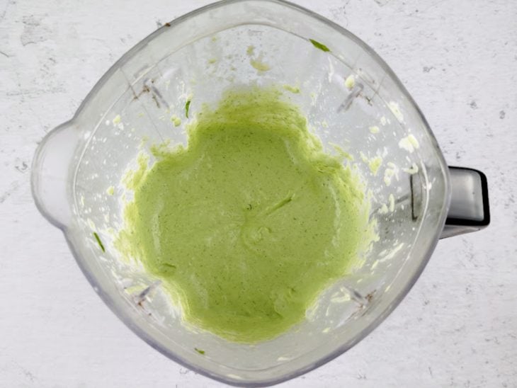 Ingredientes adicionados e batidos no liquidificador.