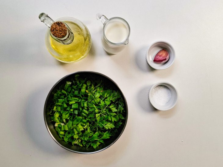 Ingredientes separados sobre a bancada.