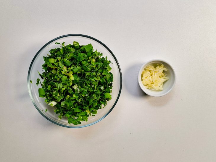 Alho descascado e cheiro-verde picado.