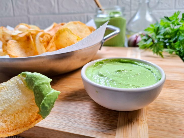 Maionese verde caseira servida.