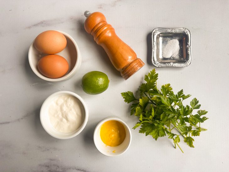 Ingredientes reunidos na bancada.