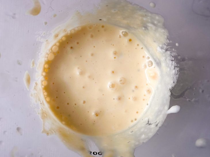 No liquidificador, os ovos, o creme de leite, o sal, a mostarda, a pimenta e o suco de limão batidos.