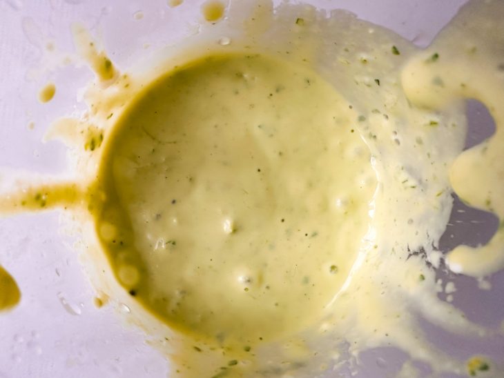 No liquidificador, salsinha adicionada a mistura.