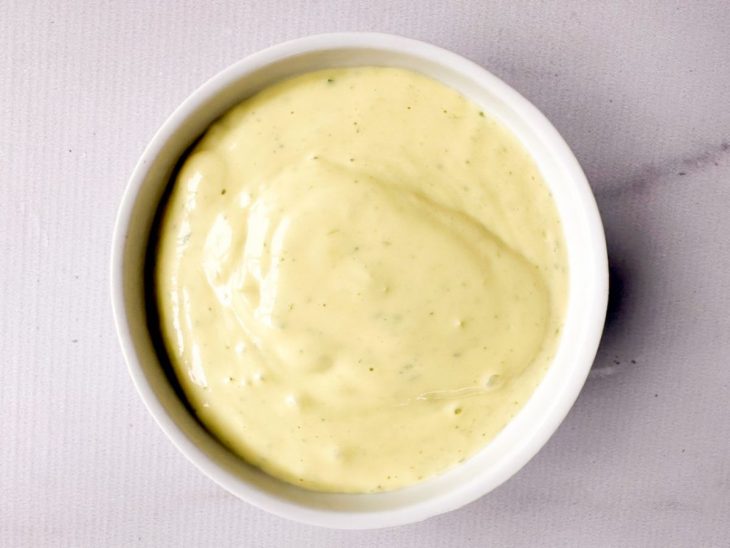 Maionese pronta, servida em recipiente.