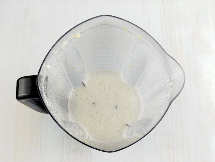 Ingredientes batidos no liquidificador.