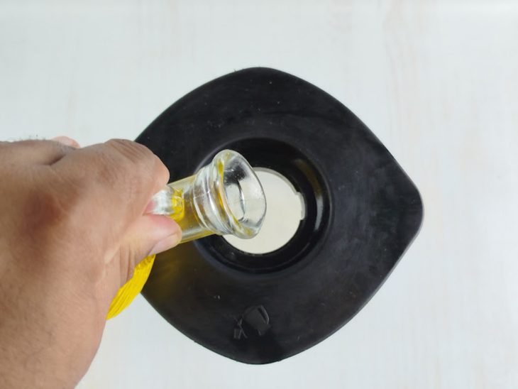 Óleo sendo adicionado no liquidificador.