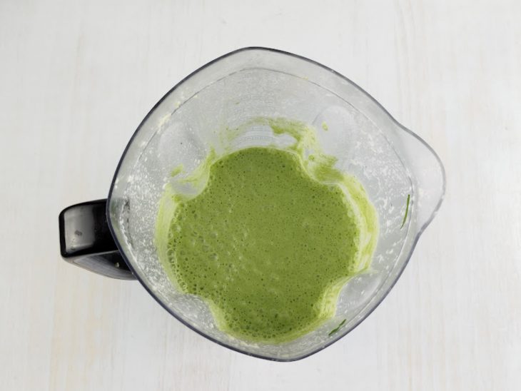 Maionese verde de alho batida no liquidificador.
