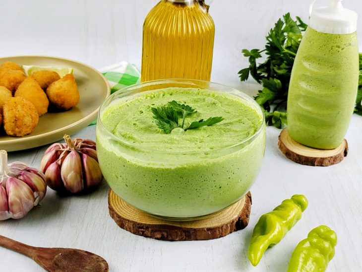 Maionese verde de alho pronta para consumo.