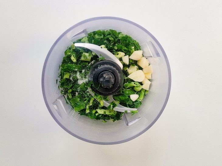 Ingredientes colocados no processador.