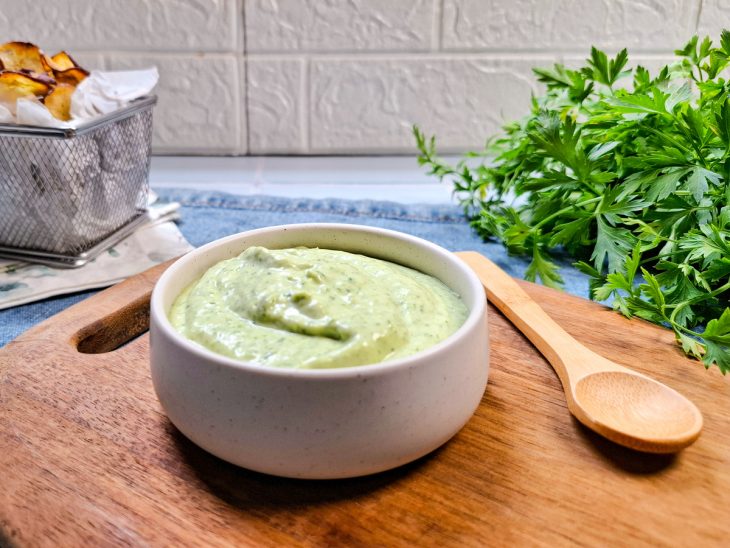 Maionese verde simples pronta para consumo.
