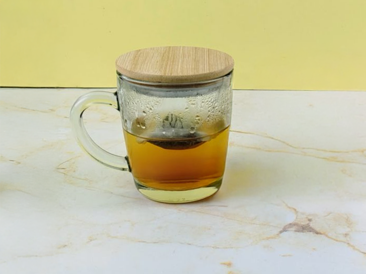 Sachês de chá infusionados na água.