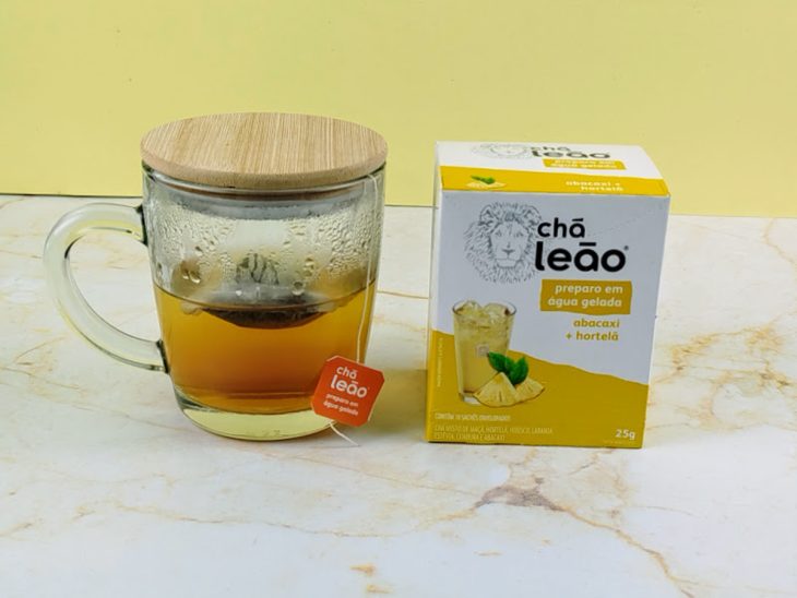 Chá infusionando em uma xícara com tampa.