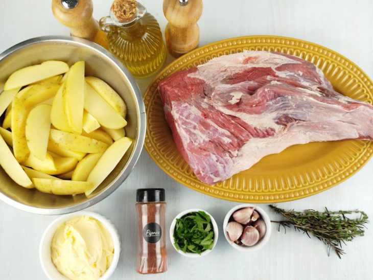 Ingredientes reunidos na bancada.