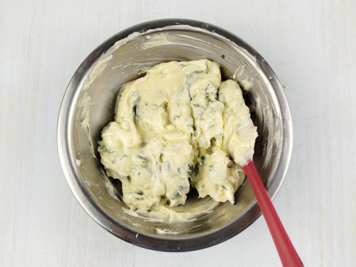 Manteiga misturada com os temperos.