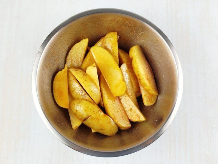 Batatas temperadas numa tigela.
