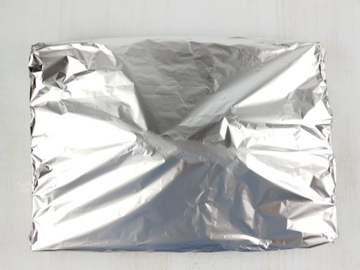 Assadeira coberta com papel alumínio.