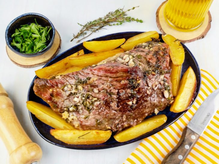 Maminha pronta, servida em travessa.