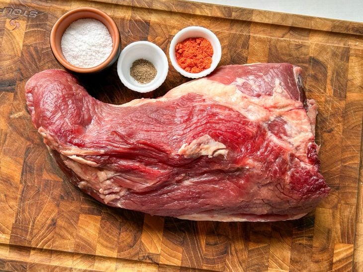 peça de maminha sobre a tábua de cortar carne