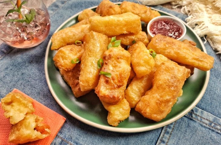 Mandioca com queijo na air fryer