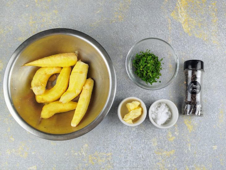 Uma bancada com ingredientes da receita.